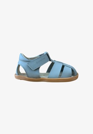 Sandalia para niño pequeño de piel azul claro con puntera cerrada, correa ajustable de velcro y suela de goma marrón.