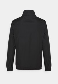 Giacca leggera nera con colletto alto, maniche lunghe, orlo elastico e una consistenza liscia. Nessun hardware o motivo visibile.
