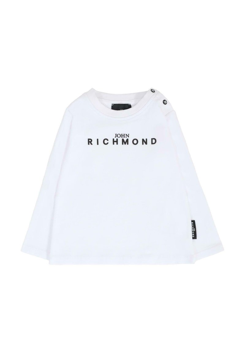 Camicia bianca a maniche lunghe in cotone. Presenta la scritta "JOHN RICHMOND" stampata in nero, con bottoni sulle spalle e un piccolo etichetta del marchio di lato.