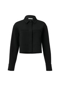 Przycięta czarna kurtka z miękkiego materiału, z długimi rękawami, zapinana na guziki z dwoma kieszeniami na piersi i szytymi akcentami.