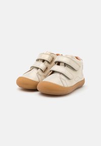 Tannfarbene Kleinkinderschuhe mit metallic-beigem Obermaterial, zwei verstellbaren Riemen, Gummisohle und rosa Akzenten an der Ferse und an der Seite.
