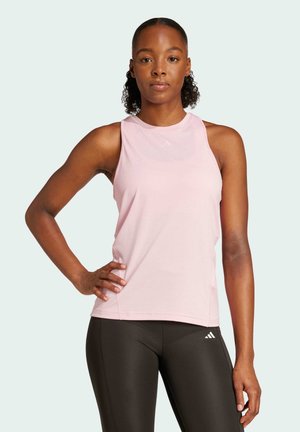 Top sportivo senza maniche di colore rosa chiaro, con scollo tondo, tessuto morbido e vestibilità comoda, abbinato a leggings neri con accenti bianchi.