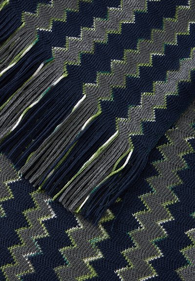 Écharpe tricotée bleu foncé et grise avec motif en zigzag et accents verts, avec de longues franges à une extrémité.