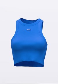 Haut court bleu côtelé avec une coupe ajustée, doté d'un col rond et d'une petite étiquette de marque au centre avant. Texture douce et bords lisses.