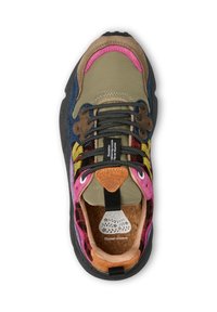 Bunt gemusterter Sneaker aus grünem, braunem und pinkem Wildleder, mit schwarzen Schnürsenkeln, Korkeinlage und einer strukturierten schwarzen Gummisohle.
