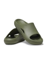 Ein Paar olivgrüne Crocs-Sandalen zum Hineinschlüpfen mit offenen Zehen, strukturiertem Fußbett, seitlichen Belüftungslöchern und gerippten Sohlen auf einem weißen Hintergrund.