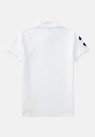 Biele polo tričko s krátkymi rukávmi, vyrobené z bavlny, s klasickým golierom a čiernymi akcentmi na ľavom rukáve.
