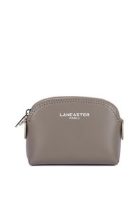 Pochette cosmetica grigia opaca con forma arrotondata, chiusura con zip e dettagli perforati. Presenta il logo "Lancaster Paris" in bianco.