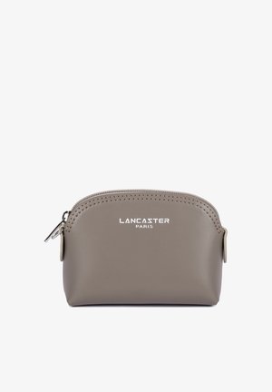 Pochette cosmetica grigia opaca con forma arrotondata, chiusura con zip e dettagli perforati. Presenta il logo "Lancaster Paris" in bianco.