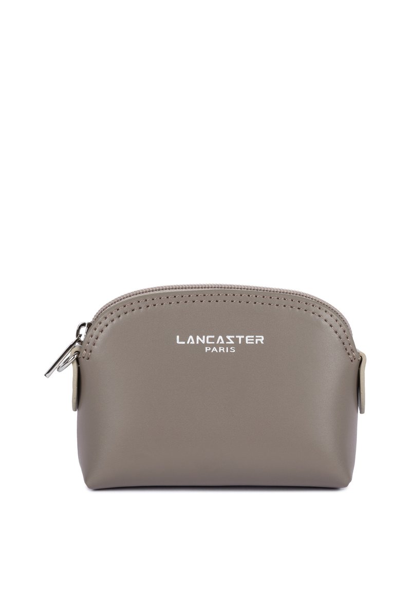 Pochette cosmetica grigia opaca con forma arrotondata, chiusura con zip e dettagli perforati. Presenta il logo "Lancaster Paris" in bianco.