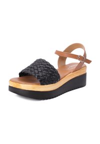 Sandalo a fascia con tomaia intrecciata nera e cinturino alla caviglia marrone, soletta in legno e suola nera. Presenta un design a piattaforma per un'altezza aggiuntiva.