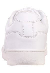 Białe sneakersy z gładką skórzaną cholewką, wyściełanym kołnierzem i teksturowaną gumową podeszwą. Prosty design bez widocznych znaków ani wzorów.