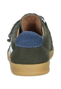 Grüner Wildledersneaker mit blauem Wildleder-Fersenbereich und brauner Gummisohle. Verfügt über weiße Akzente und eine gepolsterte Innensohle. Rückansicht gezeigt.