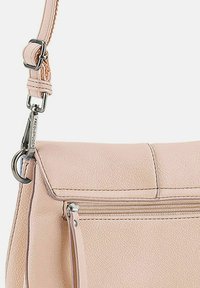 Borsa a tracolla in pelle rosa con una superficie liscia, patta pieghevole, tasca frontale con cerniera e tracolla regolabile con dettagli in metallo argentato.