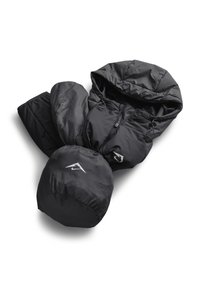 Svart isolerad jacka med huva, elastiska snoddar och zippered front. Fälls ihop till en kompakt påse för enkel förvaring.