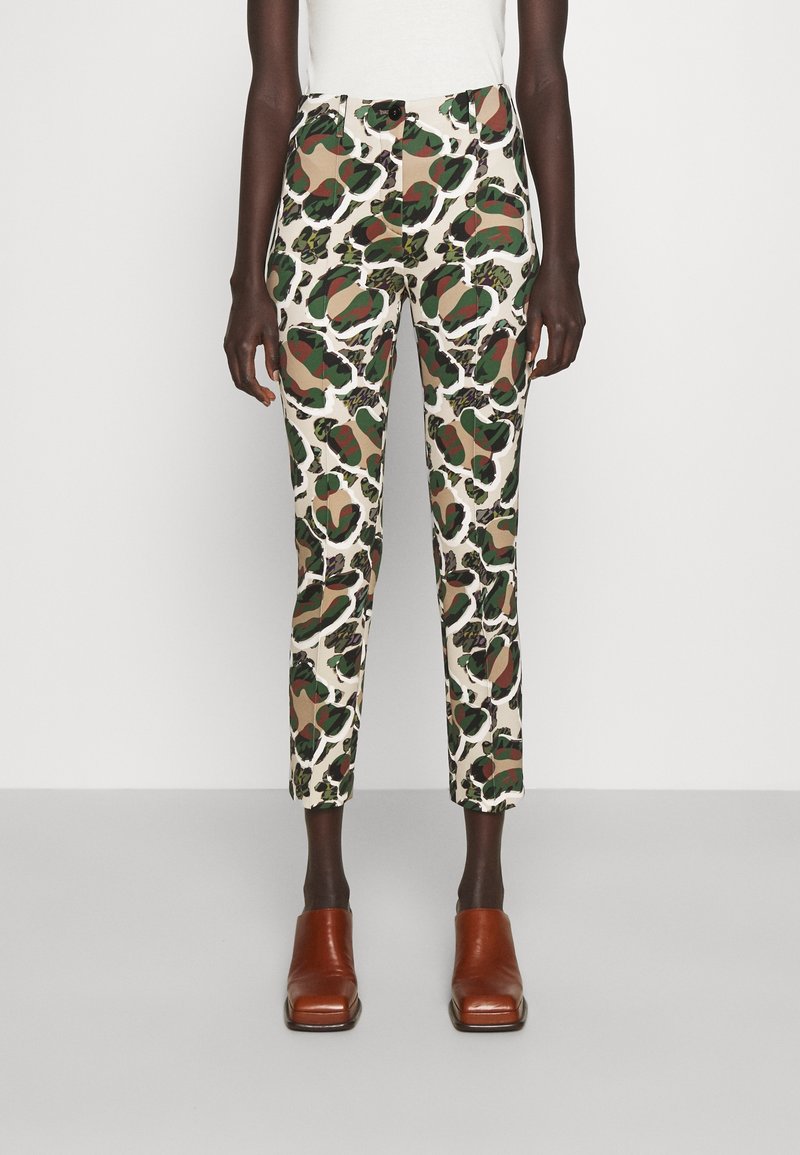 Pantalon au design ajusté avec un motif camouflage multicolore dans des teintes de vert, marron et crème, doté de poches avant et d'une fermeture à bouton.