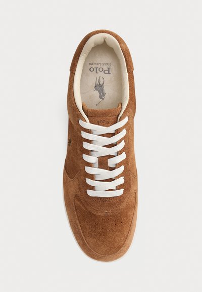 Polo Ralph Lauren MASTERS COURT SUEDE SNEAKER UNISEX - Sneakers basse - brown