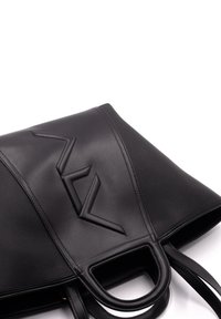 Borsa nera con finitura in pelle liscia, motivo geometrico impresso, manici superiori doppi e design strutturato. Dettaglio del pannello laterale testurizzato.
