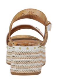 Sandali platform con cinturini e tomaia a motivo mappa, suola in espadrilles intrecciata beige e bianca, con dettagli in metallo dorato lungo la base.