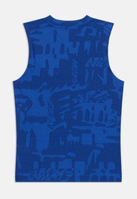 Blå ærmeløs atletisk top med struktureret stof og geometrisk mønster samt brandlogo, designet til præstation og komfort.