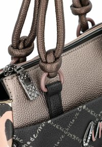 Strukturierte Handtasche mit einem Finish in Schwarz, Pink und Metallic-Bronze. Verfügt über geflochtene Griffe, einen Reißverschlussverschluss und dekorative Hardware-Details.