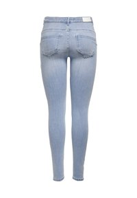 Lyseblå denim skinny jeans med høy midje, to baklommer og en glatt tekstur. Har et minimalistisk liv med ingen synlig maskinvare.