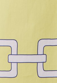 Tessuto giallo con un design di catena bianca contornato di blu, con forme quadrate e rettangolari che formano schemi a link. Texture liscia.