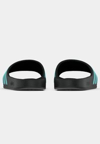 Zwarte slippers met een getextureerde afwerking, voorzien van drie turquoise strepen aan elke kant, een open achterkant en een platte zool.