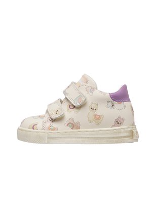 Scarpa da ginnastica per bambini color crema con due cinturini in velcro, decorata con colorate llamas da cartone animato e dettaglio viola sul tallone.