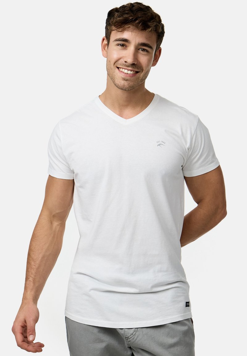 Witte katoenen V-hals t-shirt met korte mouwen, voorzien van een subtiele bedrukte logo op de borst en een reguliere pasvorm. Soepele textuur.