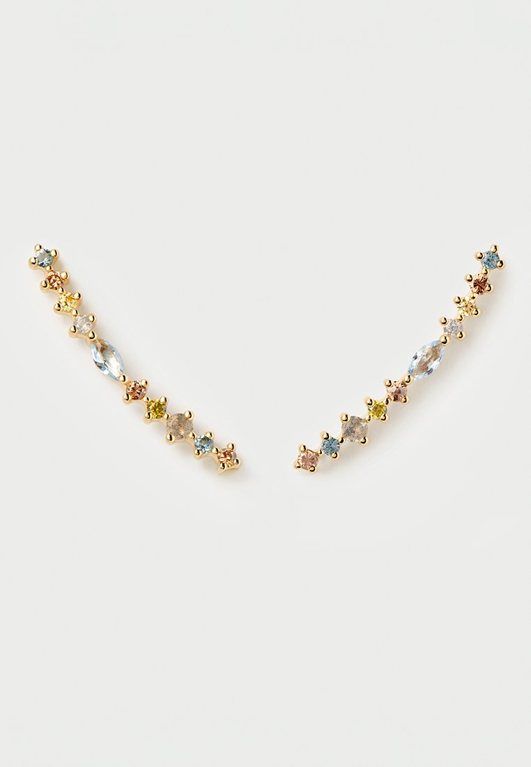 Goldfarbene Ohrringe mit einem abwechselnden Muster aus bunten Steinen in Blau, Gelb und Pink. Sie haben eine geschwungene Form.