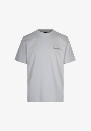 Hvid kortærmet t-shirt med rund hals, forsynet med lille sort "DAILY PAPER" tekst på venstre bryst, vist på en ensfarvet hvid baggrund.