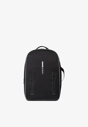 Sac à dos rectangulaire noir avec poignée sur le dessus, deux sangles verticales à l'avant et logo blanc "MOMO DESIGN" centré sur le panneau avant.