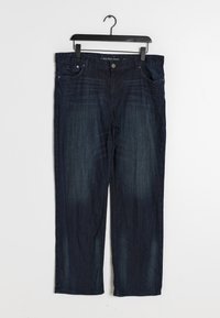 Vaqueros de mezclilla azul con un corte recto, que cuentan con un diseño clásico de cinco bolsillos y un ligero desgastado en los muslos, colgados en una percha.