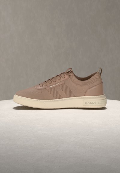 Baskets Bally marron clair avec tige en maille, design à lacets, semelle crème et détails de la marque sur le côté et le talon.