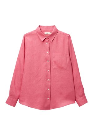 Chemise rose à manches longues avec boutons, col pointu et poche poitrine, vue à plat sur fond blanc.