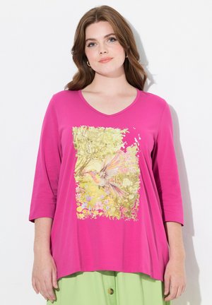 Magenta V-hals T-shirt met driekwart mouwen, voorzien van een kleurrijke grafische print van bloemen en een kolibrie aan de voorkant. Zachte stof.