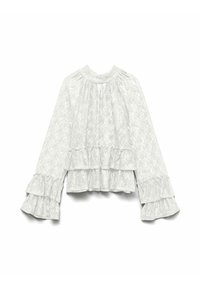 Blusa de encaje blanca con mangas largas acampanadas y dobladillo con volantes. La tela tiene un patrón floral texturizado y un escote fruncido.