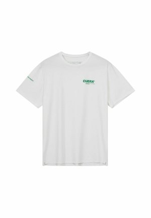 T-shirt blanc à manches courtes et col rond avec un petit texte vert "CUERA" sur la poitrine gauche et un texte vert discret sur la manche gauche.