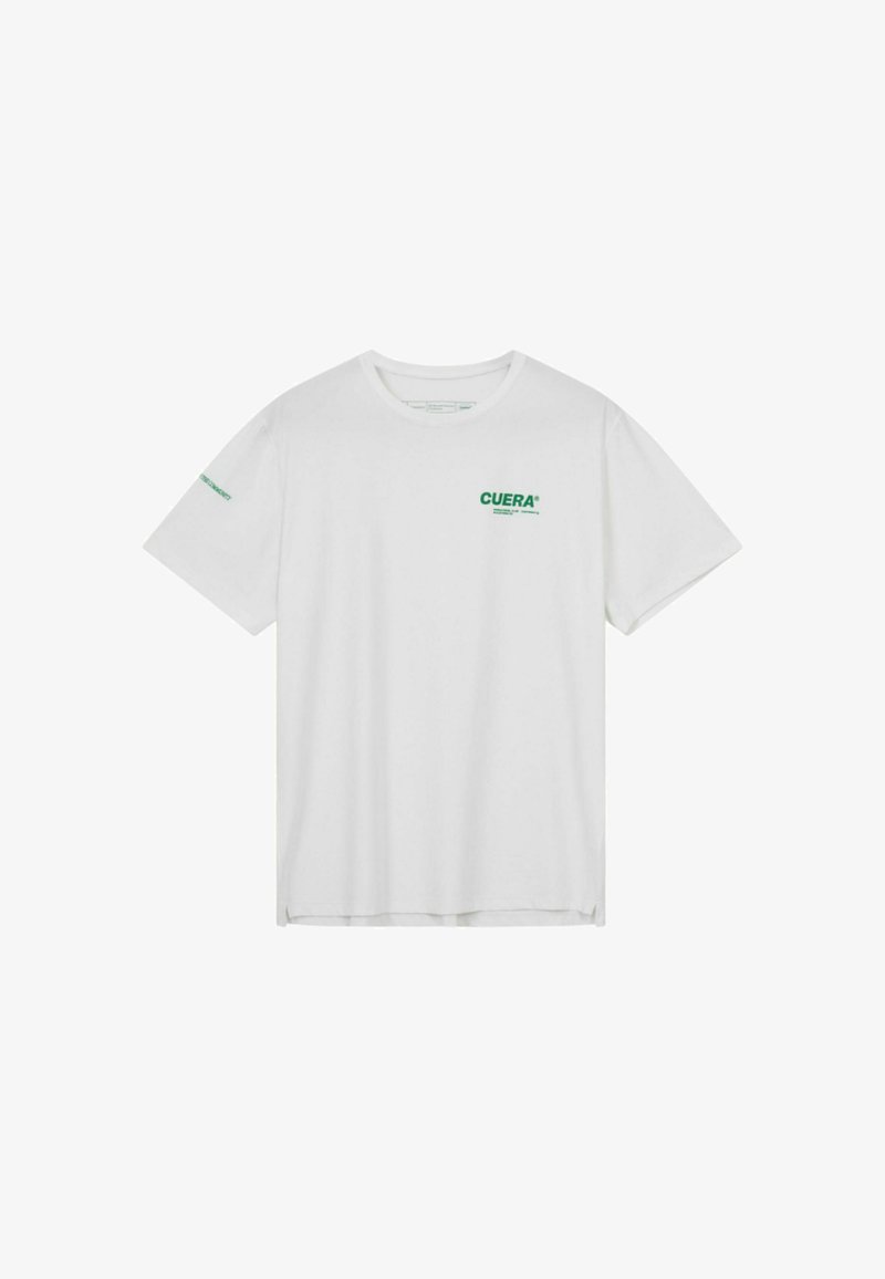 T-shirt blanc à manches courtes et col rond avec un petit texte vert "CUERA" sur la poitrine gauche et un texte vert discret sur la manche gauche.