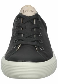Baskets en cuir noir avec un bout rond, semelle en caoutchouc blanche, lacets en tissu et étiquette intérieure beige avec le marquage "legero".