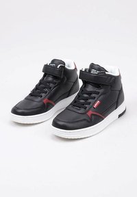 Sneaker alte nere in pelle con suole bianche, dotate di dettagli rossi, design con lacci e una fascia regolabile alla caviglia.