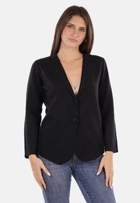 Blazer nero con colletto a punta, chiusura con un bottone e maniche lunghe, realizzato in tessuto liscio con una vestibilità strutturata.