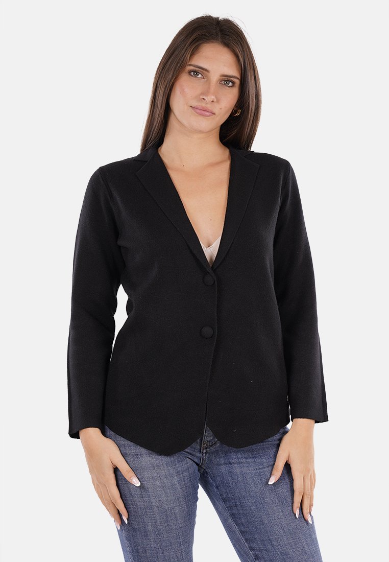 Blazer nero con colletto a punta, chiusura con un bottone e maniche lunghe, realizzato in tessuto liscio con una vestibilità strutturata.