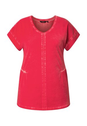 Rotes Damenoberteil mit kurzen Ärmeln und V-Ausschnitt, dezentem Batik-Effekt, gerafften Seitennähten und lockerer Passform.