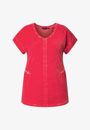 Rotes Damenoberteil mit kurzen Ärmeln und V-Ausschnitt, dezentem Batik-Effekt, gerafften Seitennähten und lockerer Passform.