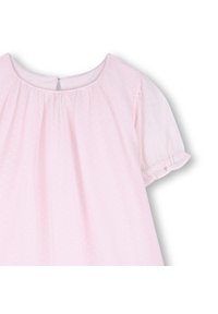 Φόρεμα σε ανοιχτό ροζ χρώμα με κοντά μανίκια φουσκωτά, υφασμάτινη υφή με μικρές π ουά και άνοιγμα στην πλάτη με κλειδαρότρυπα για κλείσιμο.