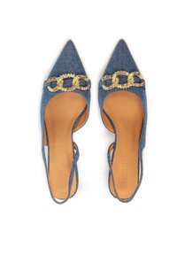 Džínové slingback podpatky s špičatou špičkou, zdobené zlatým řetízkem přes přední část a hladkým hnědým stélkou.