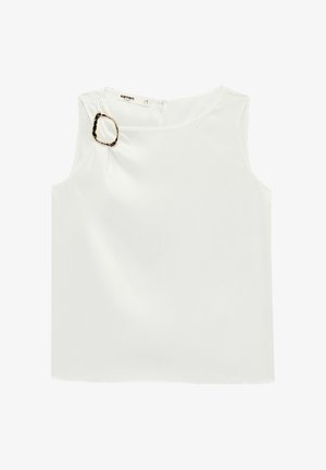 Blusa blanca sin mangas con textura suave, que presenta una hebilla decorativa con acentos dorados en el hombro izquierdo y un cierre trasero con abertura en forma de ojo de cerradura.