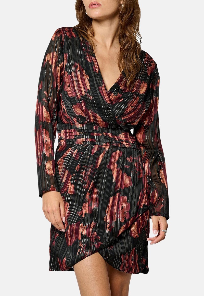 Robe noire à manches longues, avec un décolleté en V profond, un motif floral rouge et or, une texture plissée et une taille cintrée.